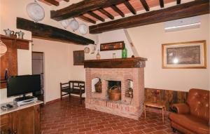 Ruang duduk di Amazing Apartment In Cortona ar With 2 Bedrooms, Wifi And Outdoor Swimming Pool