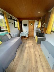 een kamer met een bed en een keuken in een camper bij Roul'hôte du bout du monde in Landévennec