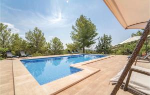 The swimming pool at or close to Villa Janet