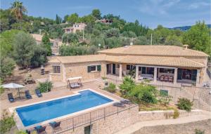 The swimming pool at or close to Villa Janet