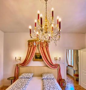 Postel nebo postele na pokoji v ubytování venezianischer Palazzo mit kostenlosen WLAN nähe Markusplatz