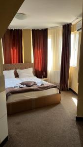 Un pat sau paturi într-o cameră la HOTEL THE WHITE HOUSE Plovdiv