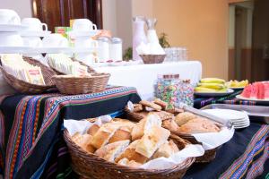 een tafel met manden brood en borden bij Inca's Room in La Paz