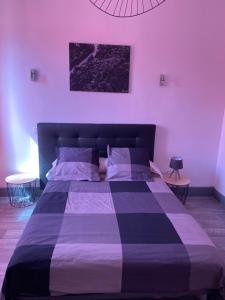 ein Schlafzimmer mit einem großen Bett mit lila Wänden in der Unterkunft Le 31 