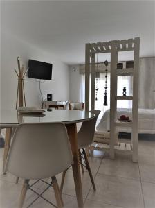 a living room with a dining table and a bed at Cabrera in Junín