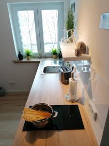 eine Küche mit Spüle und Herd oberen Backofen in der Unterkunft Casa Hintze I - 2 Zimmerwohnung Zentrumsnah und Nahe den Bergen in Kempten