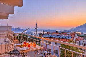 - un balcon avec une table et de la nourriture dans l'établissement Ayshe Apart, à Kaş