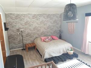 Un dormitorio con una cama con almohadas rosas. en Inha holiday house en Ähtäri