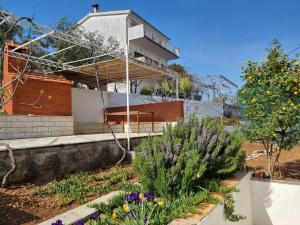 Vonkajšia záhrada v ubytovaní Villa Nena in central Dalmatia