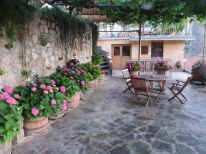 um pátio com flores, uma mesa e cadeiras em Rodous Village House em Limassol