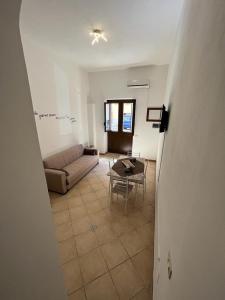 Sagra Vacanze Cinisi في شينيسي: غرفة معيشة مع أريكة وطاولة