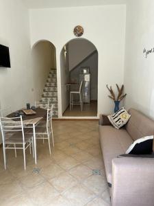 Sagra Vacanze Cinisi في شينيسي: غرفة معيشة مع أريكة وطاولة