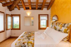 1 dormitorio con cama, sofá y ventanas en TIFFANY GOLD, en Burano