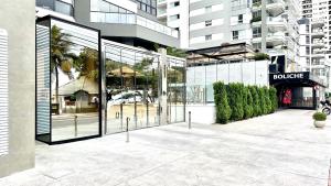 a building with a large glass window in a city at Haus Stay · pé na areia · Balneário Camboriú in Balneário Camboriú