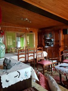 La Villa du Volcan في لو تامبون: غرفة معيشة مع طاولة وكراسي ومطبخ