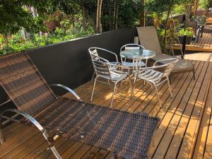 una mesa y sillas sentadas en una terraza en Suítes Jurerê Internacional en Florianópolis