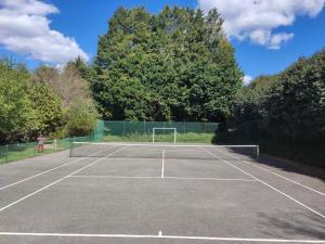 Pista de tennis o esquaix a Casa De Fatauncos o a prop