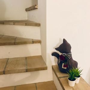 a cat statue sitting on a shelf next to stairs at IL MELOGRANO La Casa nel Vicoletto in Lanciano +29 photos