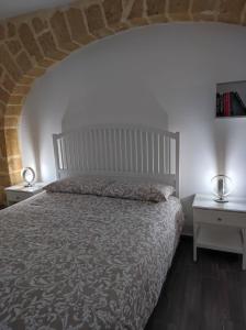 um quarto com uma cama grande e duas mesas de cabeceira em Le Case di Mariù em Mazara del Vallo
