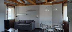 - un salon avec un canapé, une table et des chaises dans l'établissement Sistiana 12/Z-11 Borgo delle Ginestre, à Visogliano
