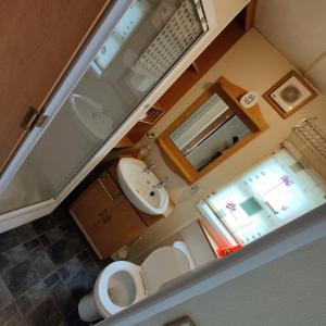 an overhead view of a bathroom with two toilets and a sink at 2-Bed Caravan at Billing Aquadrome Northampton in Northampton