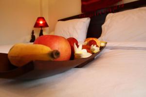 a bowl of fruit on top of a bed at Mai Siam Resort in Mae On