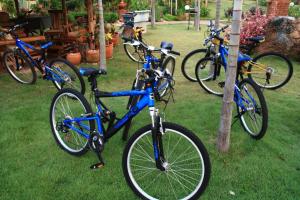 eine Gruppe von Fahrrädern, die im Gras geparkt sind in der Unterkunft Mai Siam Resort in Mae On