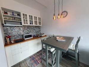 une cuisine avec une table et un comptoir avec un four micro-ondes dans l'établissement Casa Marina - Monolocale vista mare, à Follonica