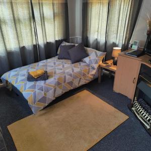 2-Bed Caravan at Billing Aquadrome Northampton tesisinde bir odada yatak veya yataklar