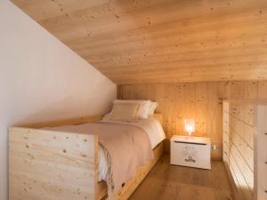 sypialnia w drewnianym domku z łóżkiem w obiekcie La Cordee 623-Luxury apartment with mountain view and SPA w Chamonix-Mont-Blanc +19 zdjęć