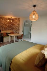 um quarto com uma cama e uma sala de estar em Bed and Breakfast het Groentje em Staphorst