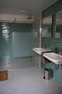 uma casa de banho com 2 lavatórios e um espelho em Bed and Breakfast het Groentje em Staphorst