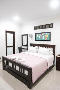 ein Schlafzimmer mit einem großen Bett und einem Tisch in der Unterkunft Pasola Guest House in Medan