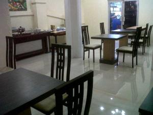 Restaurace v ubytování RedDoorz Syariah near RSUD Ainun Habibie Gorontalo