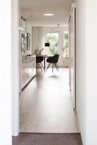 a kitchen and living room with a table and chairs at LodgeNr18 in Apeldoorn