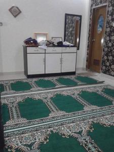 Postel nebo postele na pokoji v ubytování RedDoorz Syariah near RSUD Ainun Habibie Gorontalo