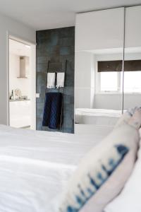 een slaapkamer met een bed en een spiegel bij LodgeNr18 in Apeldoorn