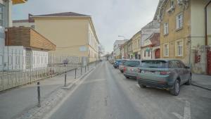 una calle con coches estacionados al costado de la carretera en Oldtown Refuge en Brasov