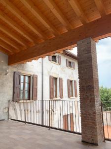 una casa con valla y techo de madera en "La Cascina" Bed & Breakfast, en Desenzano del Garda