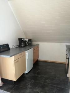 een keuken met een aanrecht en een koelkast bij Haus Weda in Krummhörn