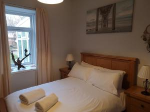 Кровать или кровати в номере Riverside Cottage City Centre