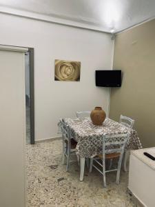 Televízia a/alebo spoločenská miestnosť v ubytovaní Corte Sant'Anna Apartment