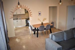 eine Küche und ein Esszimmer mit einem Tisch und Stühlen in der Unterkunft Christina's apartment in Kontokali