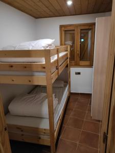 リャボルシにあるApartment in Llavorsi in the heart of the Catalan Pyreneesの二段ベッド2組が備わる客室です。