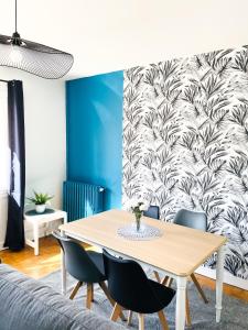 uma sala de jantar com mesa e cadeiras em Appartement A Deux Pas situé en Hyper Centre Ville em Rouen