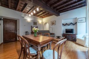 sala de estar con mesa, sillas y sofá en Tucked away and quiet by Piazza Navona - FromHometoRome en Roma