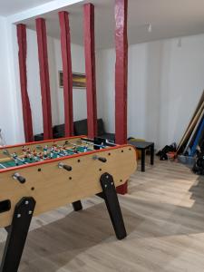 - une table de ping-pong dans une pièce avec un billard dans l'établissement Ortesene Zaharea, à Hasparren