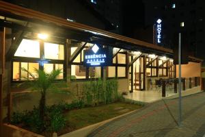 パト・ブランコにあるEssência Hotel Pato Brancoの夜のレストランの看板がある建物