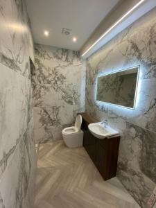 Ένα μπάνιο στο Eleanor Rigby apts Stanley Street +59 φωτογραφίες