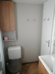 A bathroom at CAMPING BONNE ANSE PLAGE